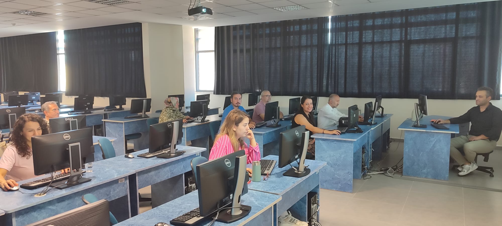 Meslek Yüksekokulumuzda Göreve Yeni Başlayan ve Görev Yeri Değişerek Meslek Yüksekokulumuza Gelen Akademik Personelimize Uyum Eğitimi